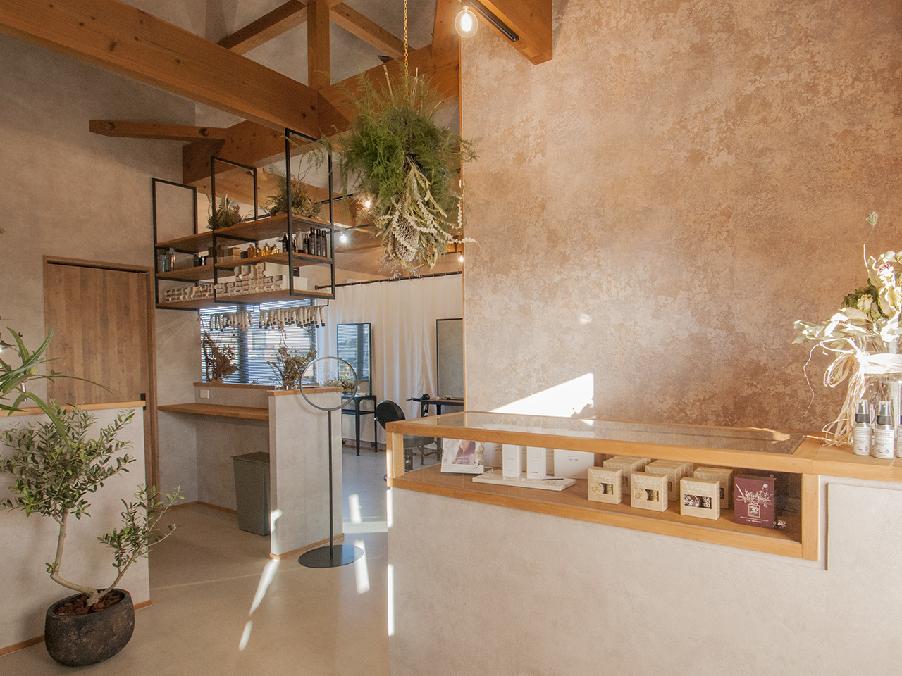 ハチサロンの店内は落ち着いたリラックス空間