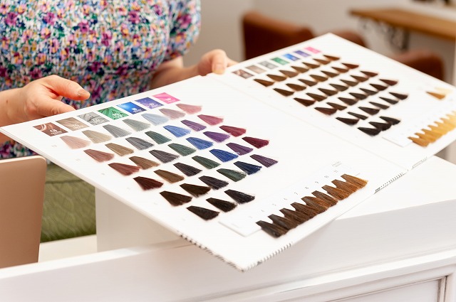 ハチサロンではカウンセリングで似合うカラーや薬剤のおすすめをします